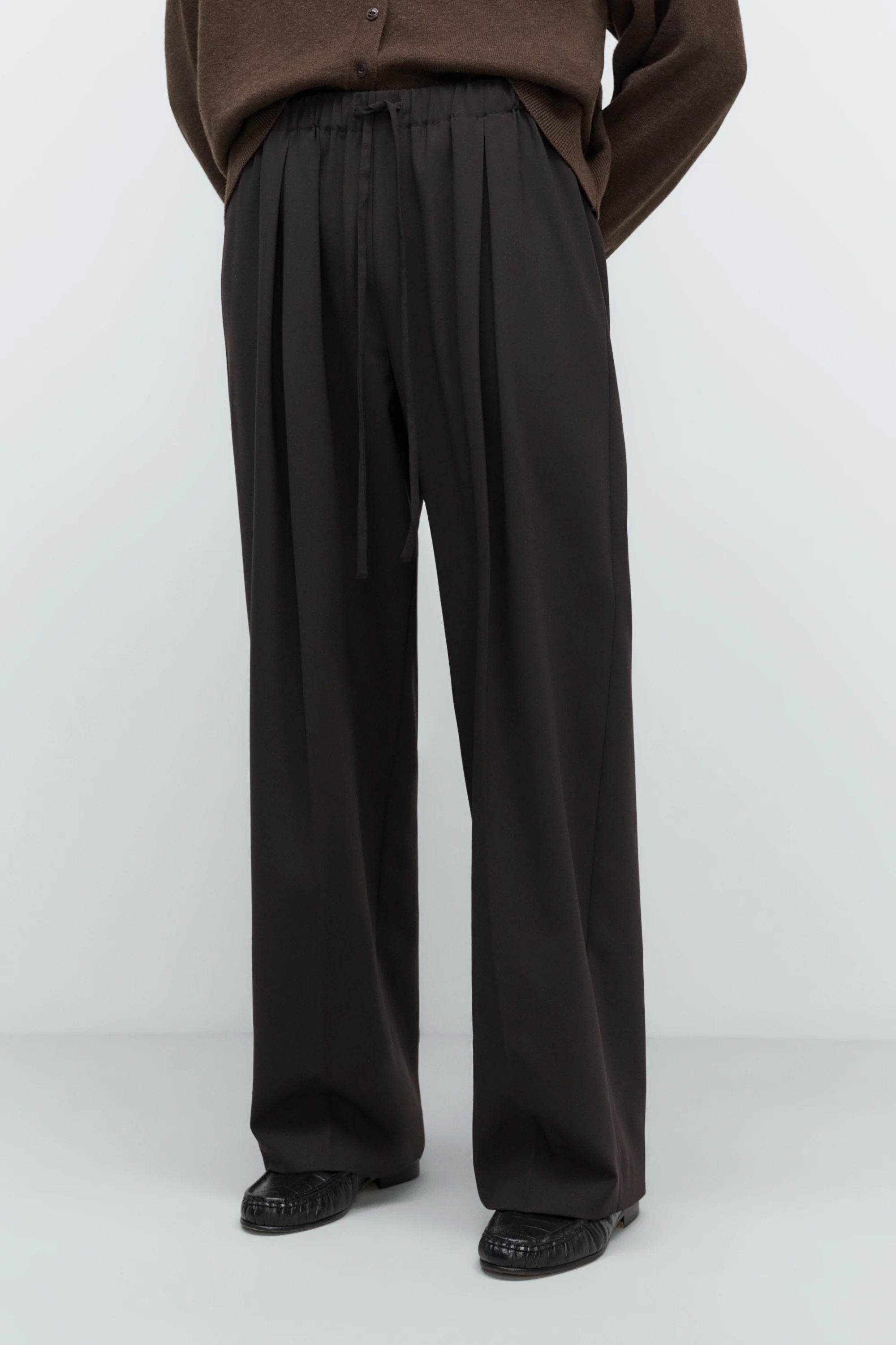 CORDERA PLEATED RELAXED PANTS DARK BROWN