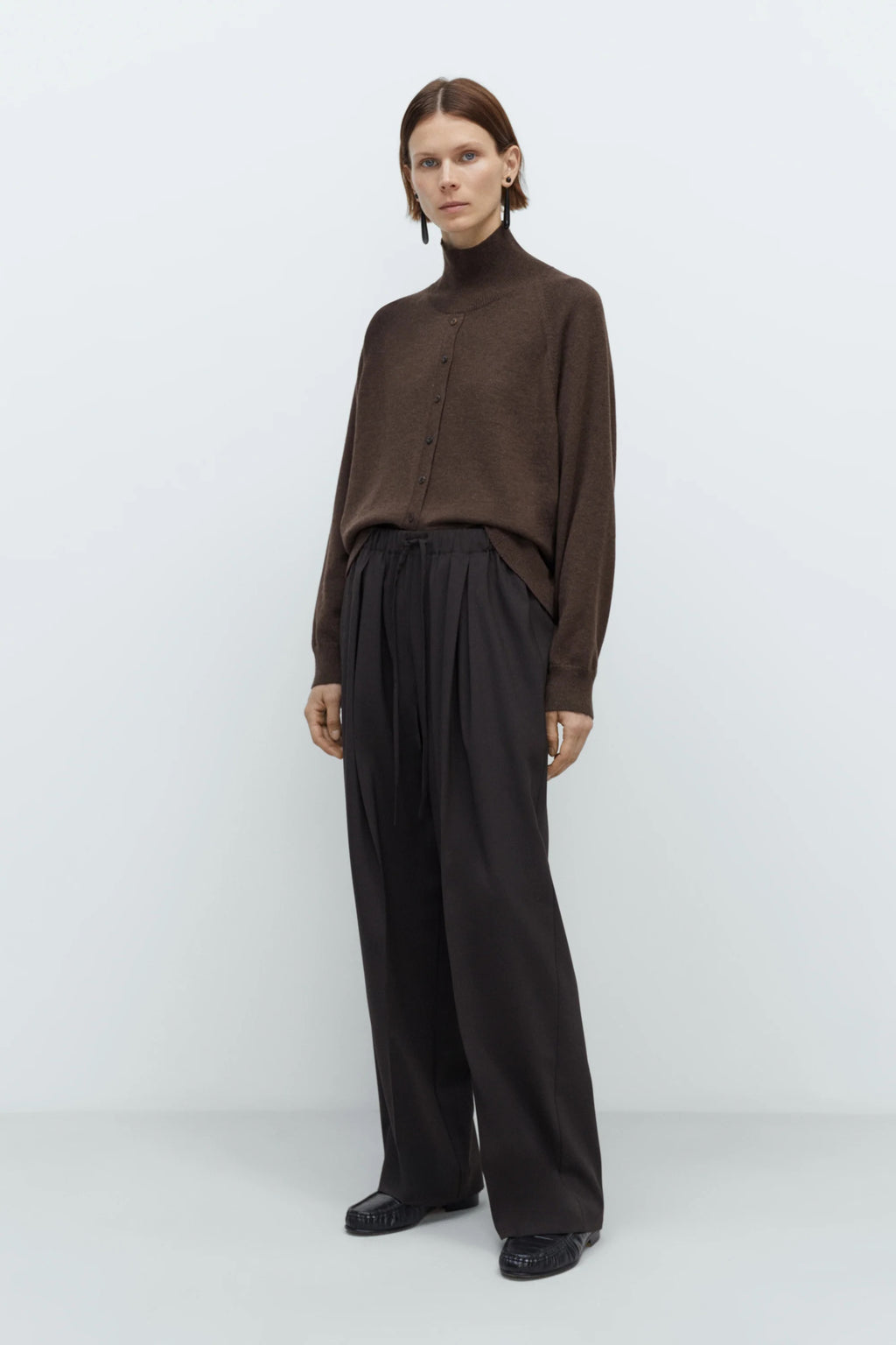 CORDERA PLEATED RELAXED PANTS DARK BROWN