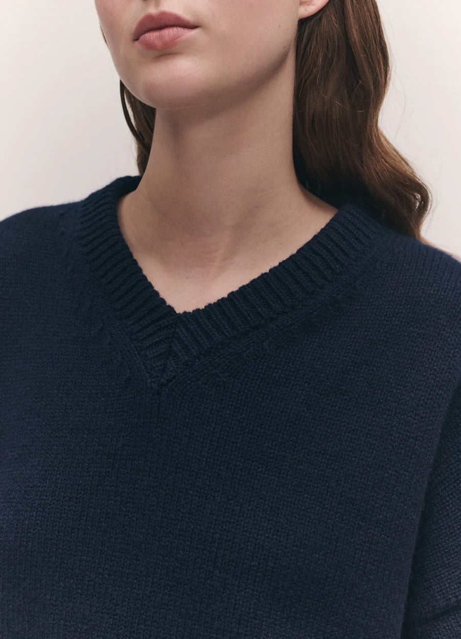 &DAUGHTER BALLA SLOUCH V NECK IN NAVY