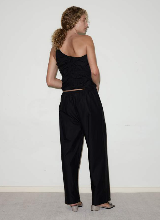 DEIJI EASE TROUSER IN BLACK