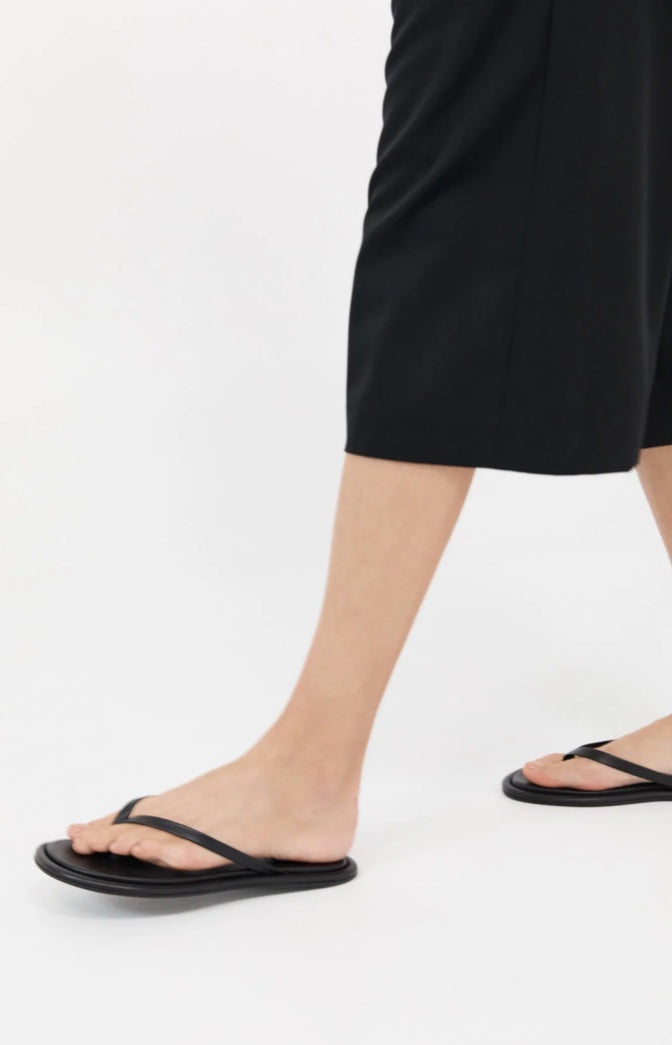 ST. AGNI FLIP FLOP IN BLACK