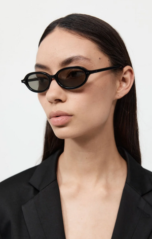 ST. AGNI SLIM OVAL SUNGLASSES IN BLACK