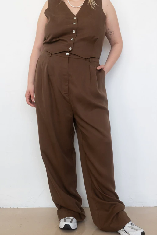 DONNI PLEATED TROUSER IN CHOCOLATE
